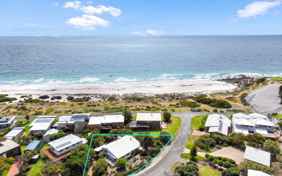 At The Beach – 54 Elizabeth Crescent