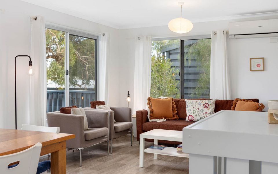 Dolphin Dreaming – 16 Dolphin Avenue