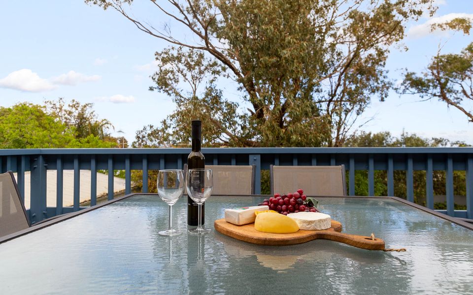 Dolphin Dreaming – 16 Dolphin Avenue