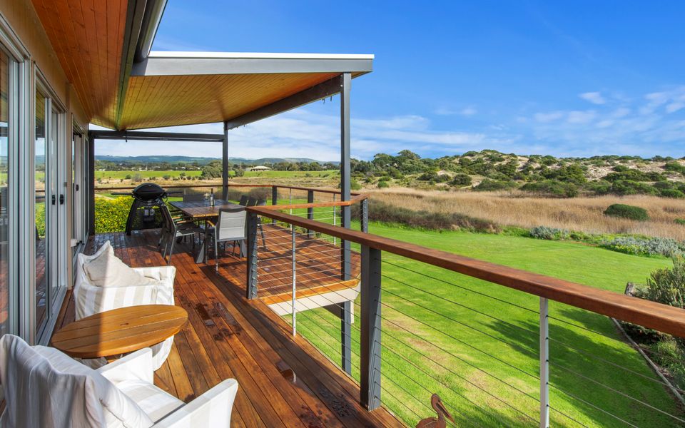 Stones Throw – 26 River View Drive