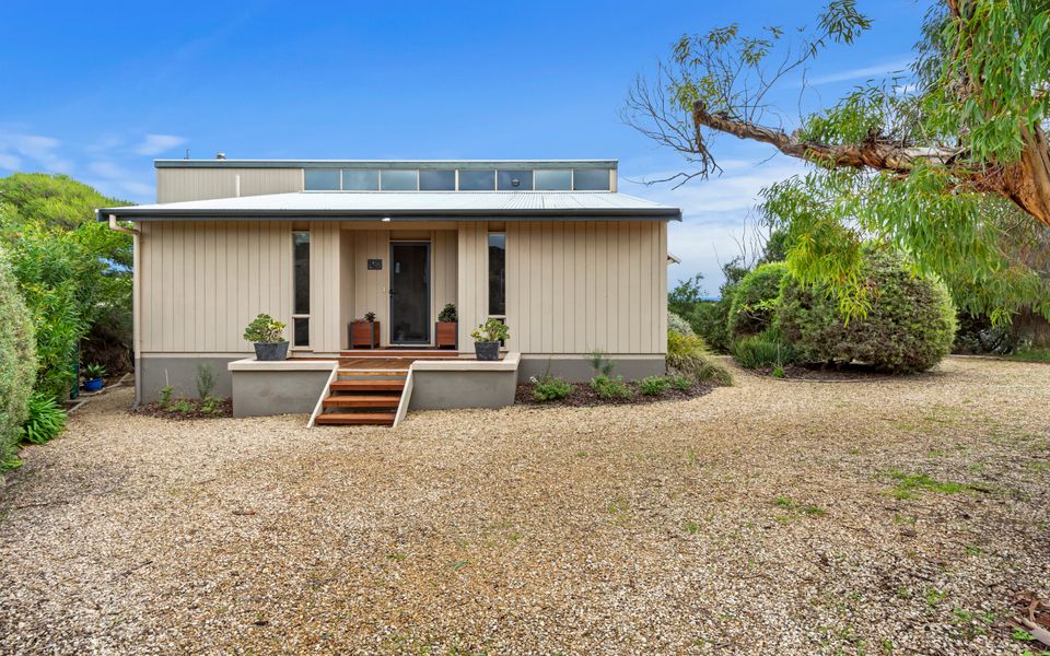 Stones Throw – 26 River View Drive