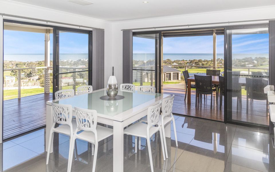 Stunning on Stacey – 42 Stacey Drive