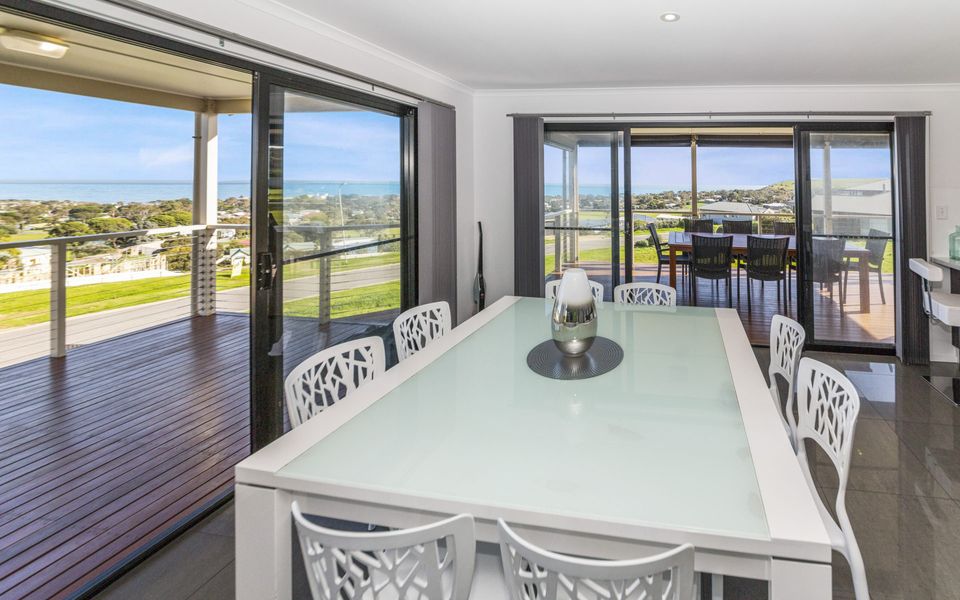 Stunning on Stacey – 42 Stacey Drive