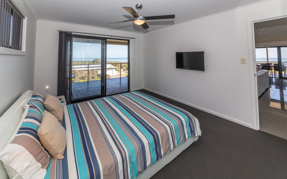 Stunning on Stacey – 42 Stacey Drive