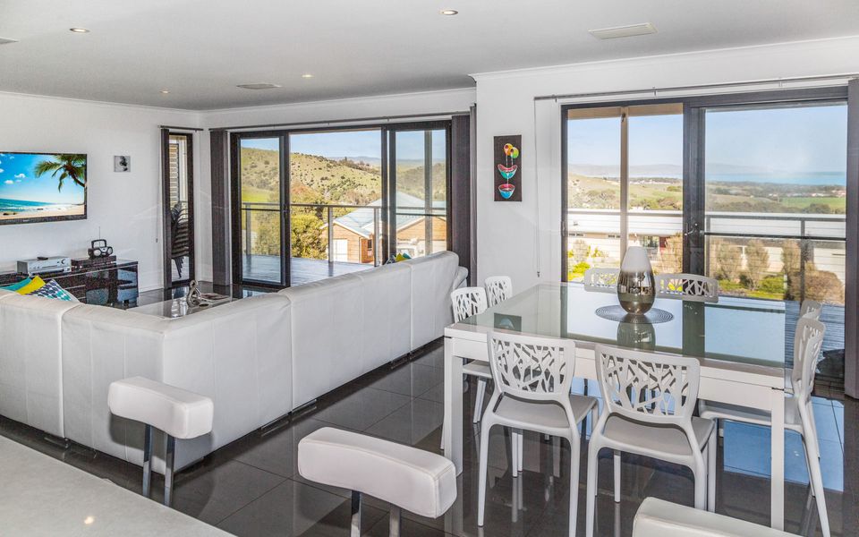 Stunning on Stacey – 42 Stacey Drive