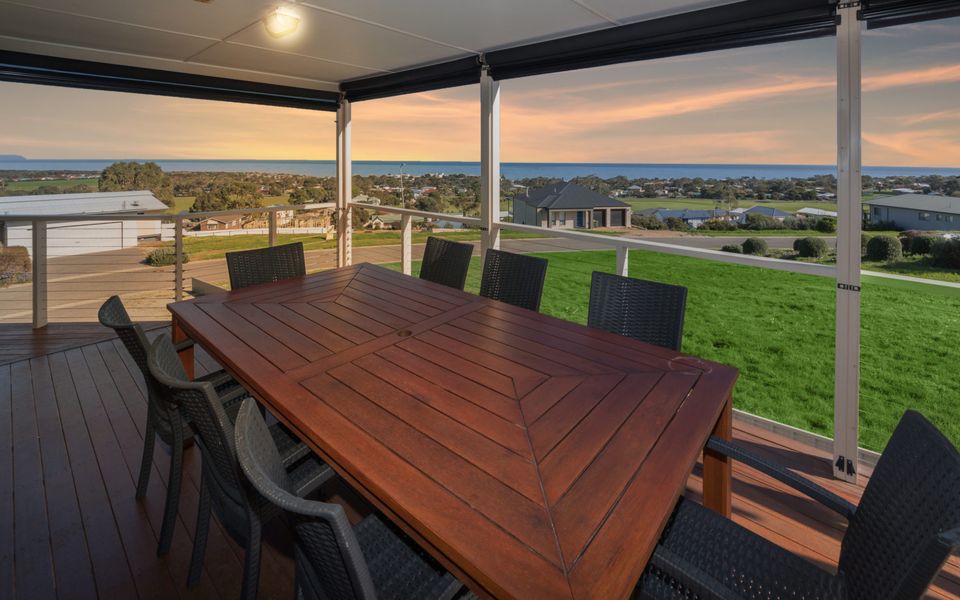 Stunning on Stacey – 42 Stacey Drive