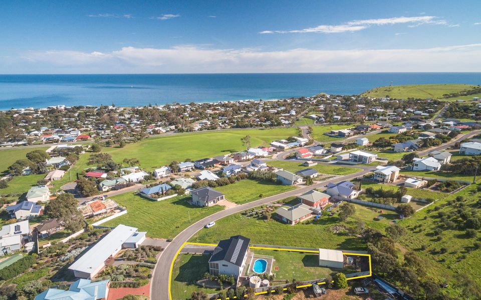 Stunning on Stacey – 42 Stacey Drive