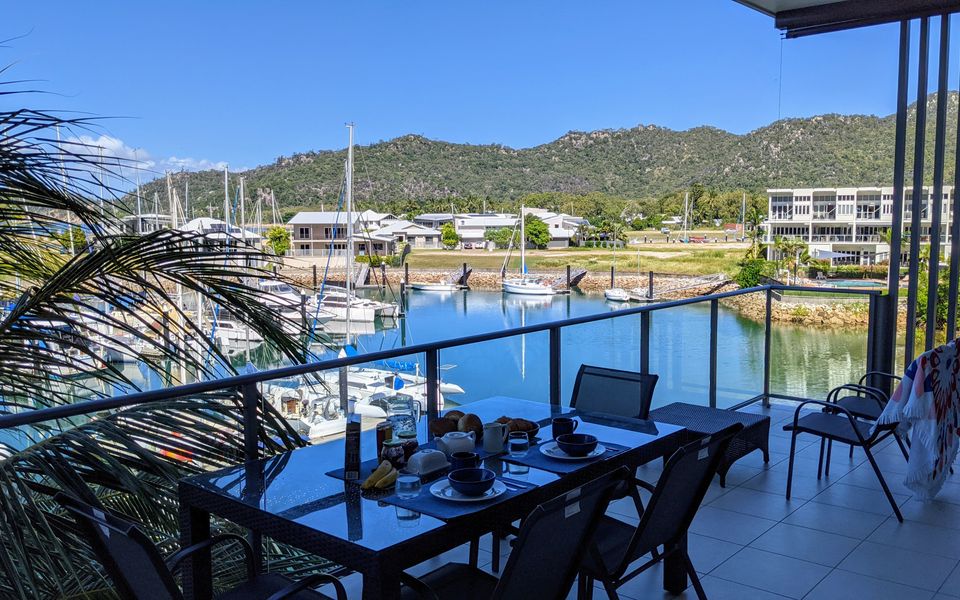 Blue on Blue Apartment 932 - Balcony