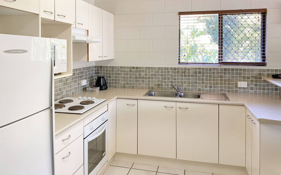Alma Bay Holiday Unit 4 - Kitchen