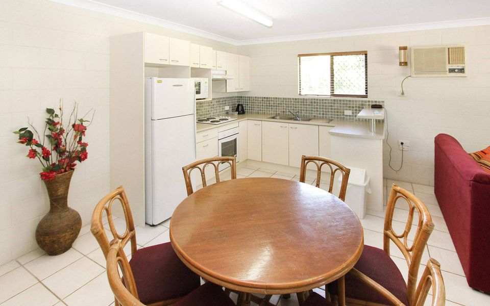 Alma Bay Holiday Unit 4 - Kitchen/Dining