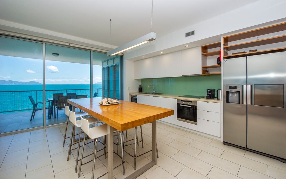 1 Bright Point Apartment 5301 - Kitchen/Dining Area
