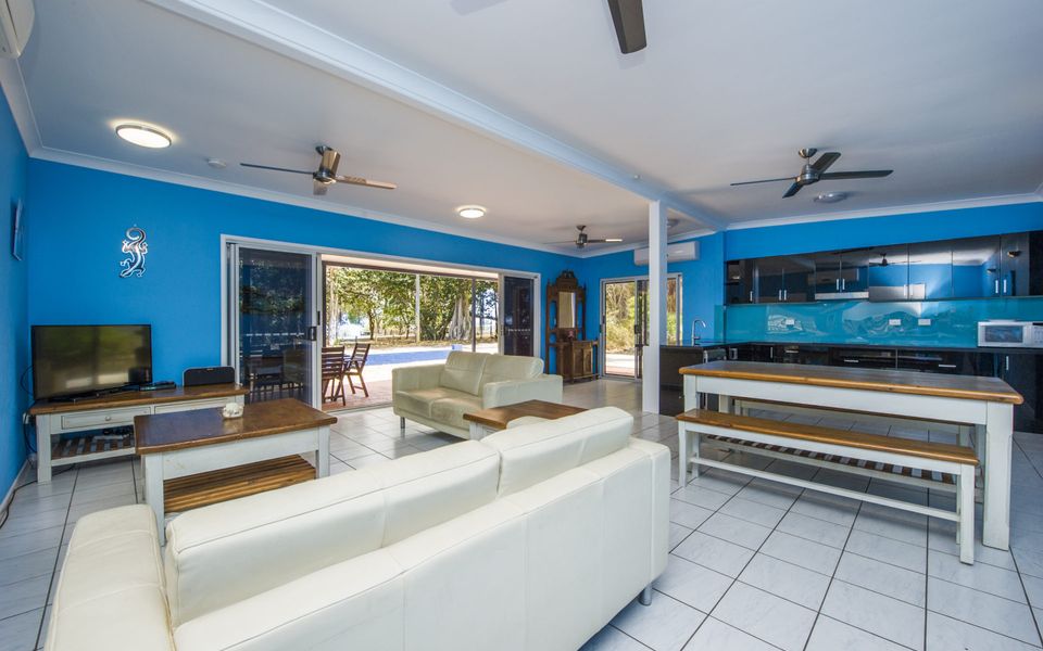 Azure on Geoffrey - Living Area