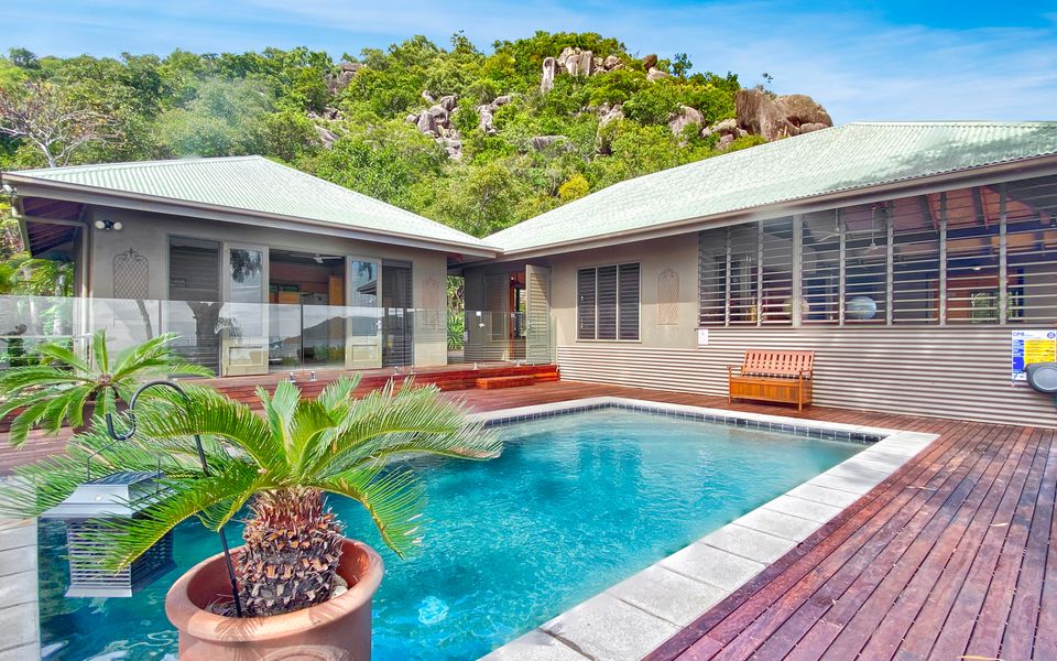 Absolute Beachfront and Pool House