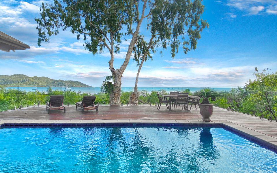 Absolute Beachfront and Pool House