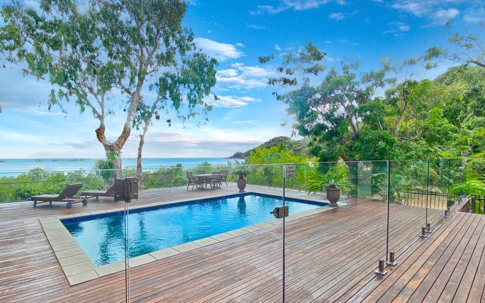 Absolute Beachfront and Pool House