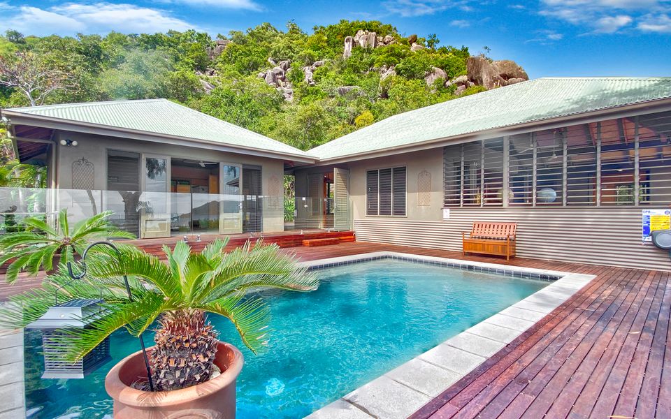 Absolute Beachfront and Pool House