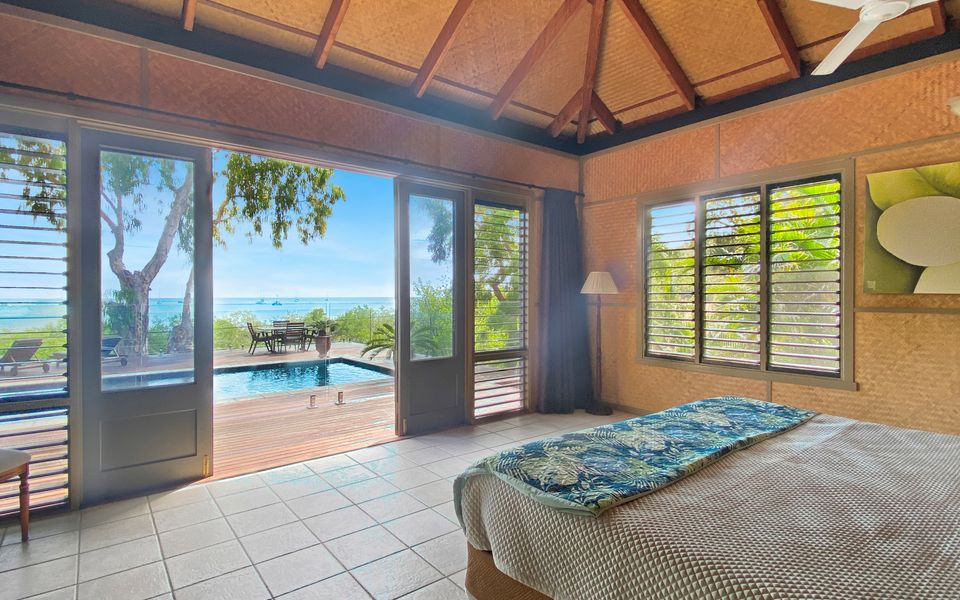 Absolute Beachfront and Pool House