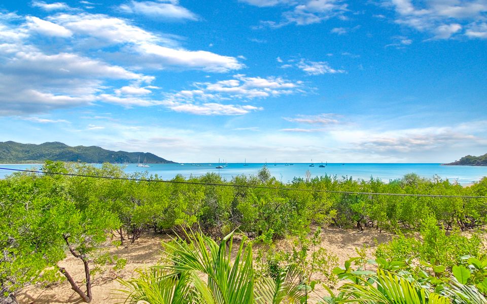 Absolute Beachfront and Pool House