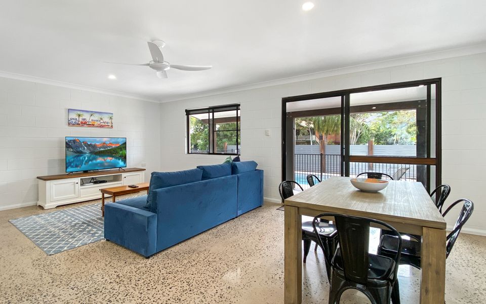 Lounge & Dining area