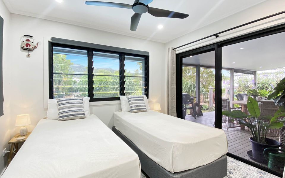 Bedroom 2 - 2 x Singles OR 1 x King