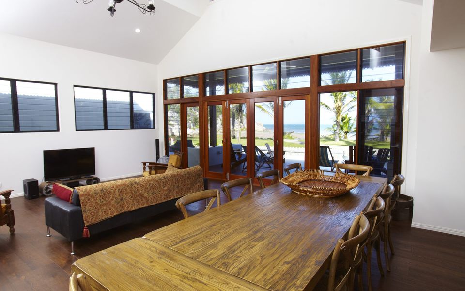 Beached on Magnetic - Living/Dining Area