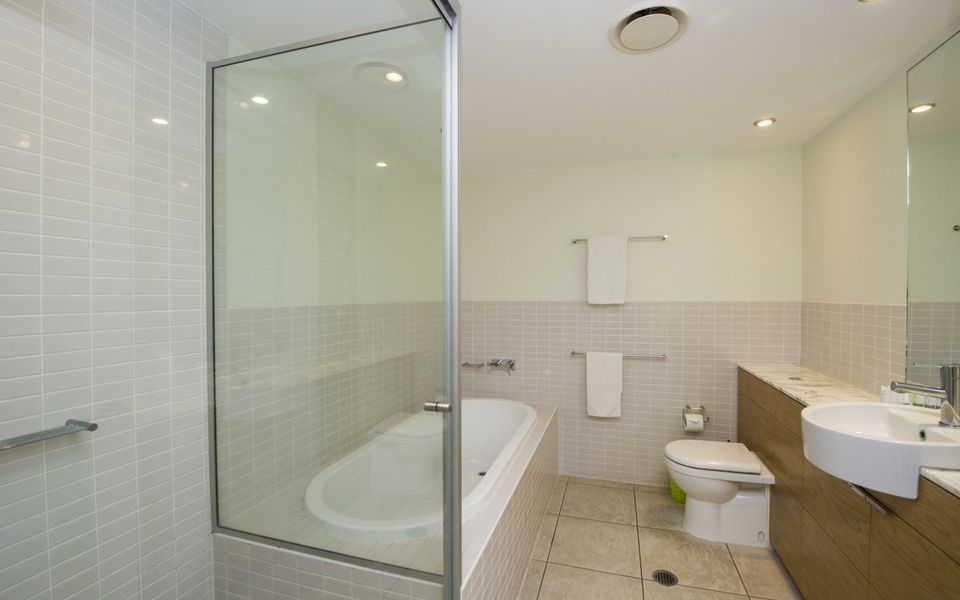 Blue on Blue Apartment 1011 - Main Bathroom