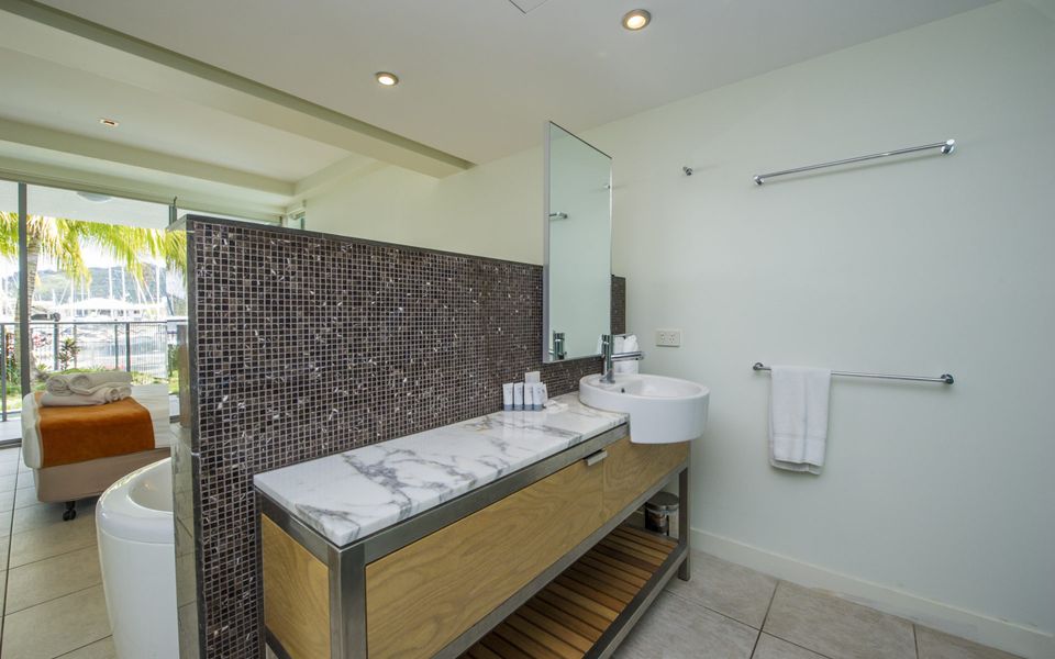 Blue on Blue Apartment 1011 - Ensuite