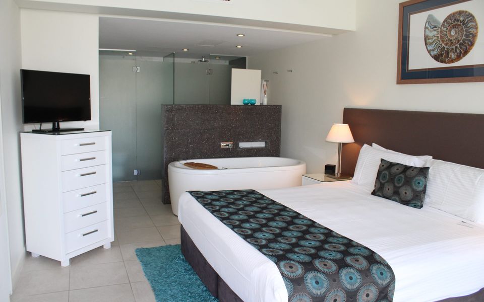 Blue on Blue Apartment 1014 - Master Bedroom