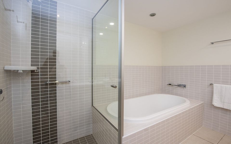 Blue on Blue Apartment 1015 - Main Bathroom