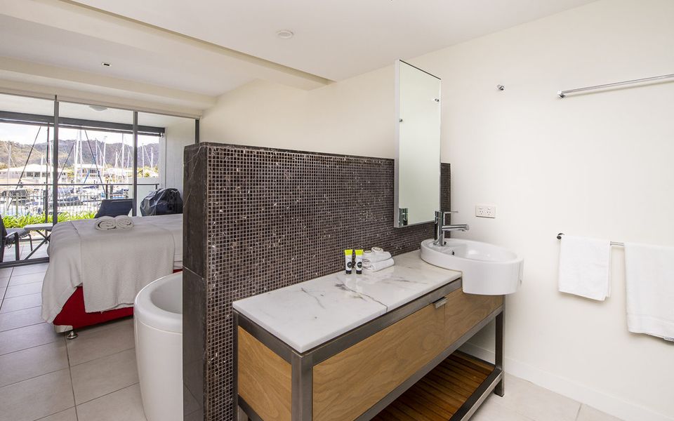 Blue on Blue Apartment 1015 - Ensuite