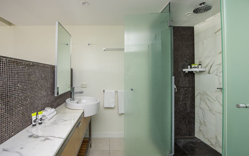 Blue on Blue Apartment 1015 - Ensuite