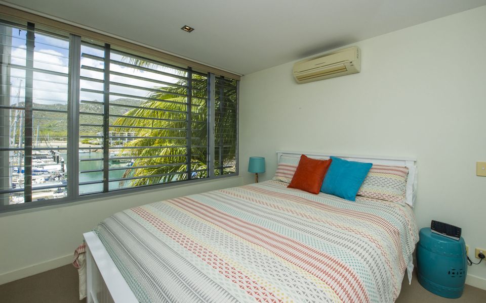 Blue on Blue Apartment 327 - Bedroom 2