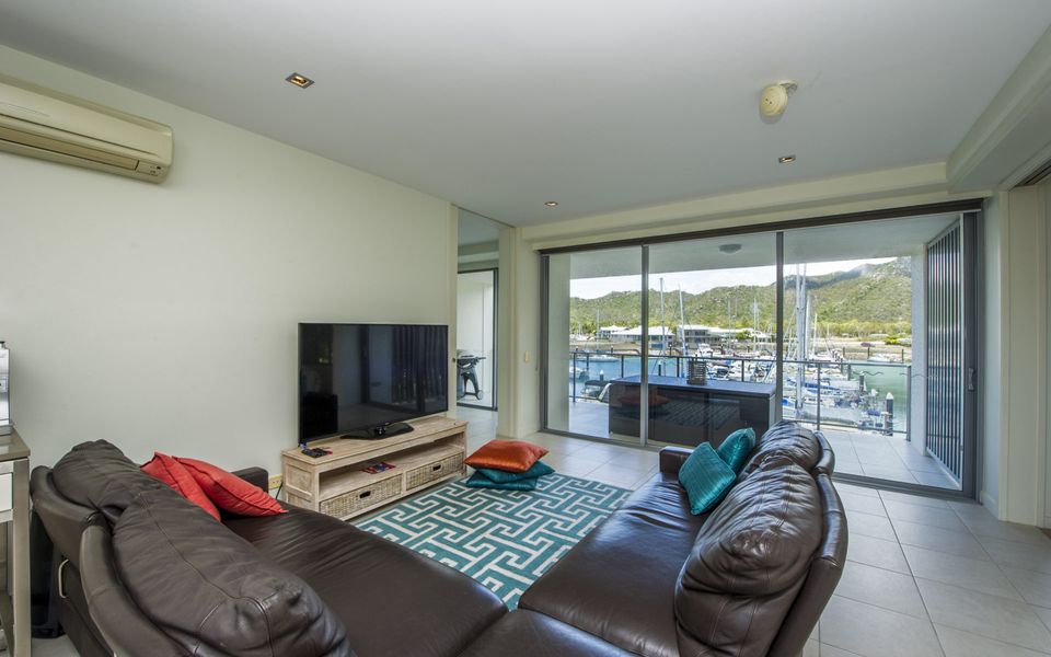 Blue on Blue Apartment 327 - Living Area