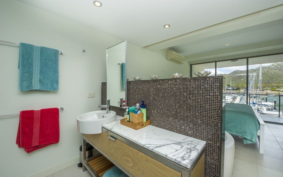 Blue on Blue Apartment 327 - Master Bathroom