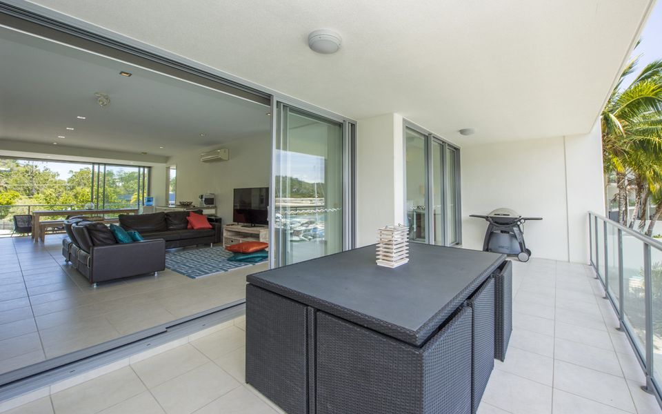 Blue on Blue Apartment 327 - Balcony