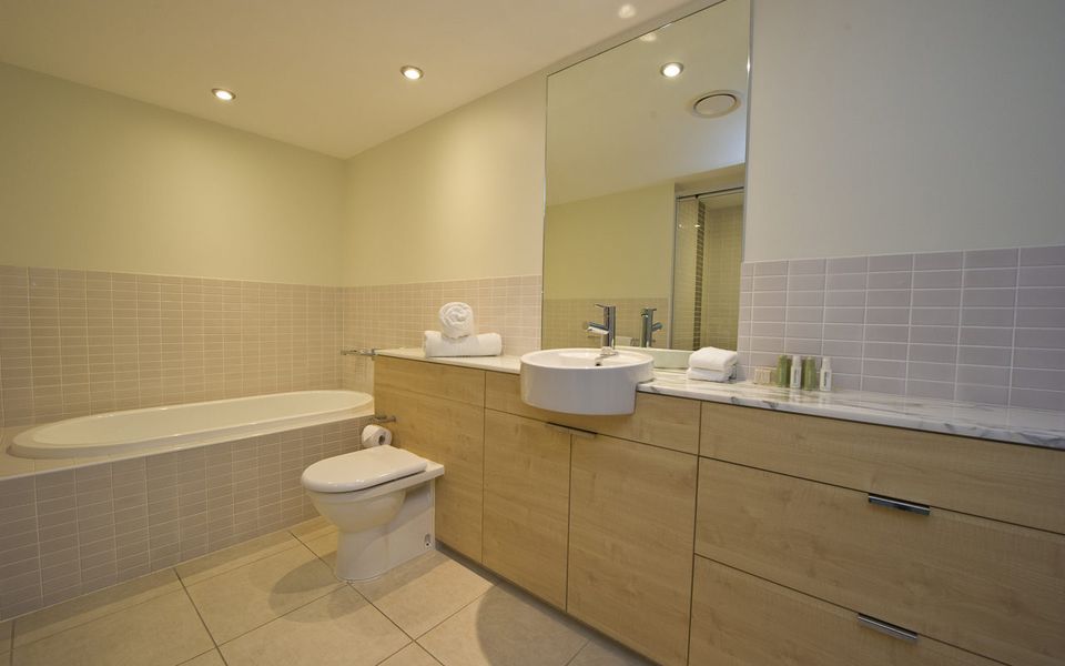 Blue on Blue Apartment 812 - Main Bathroom