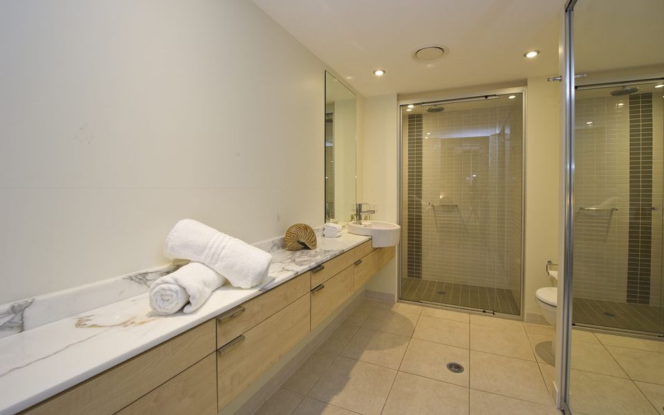 Blue on Blue Apartment 812 - Master Bathroom