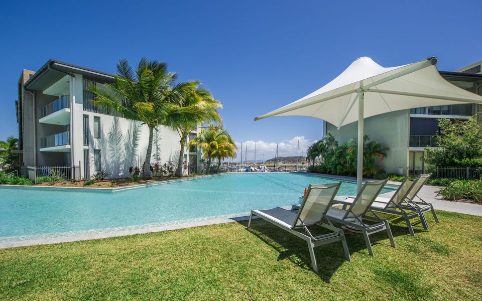 Blue on Blue Apartment 813 - Lagoon Pool