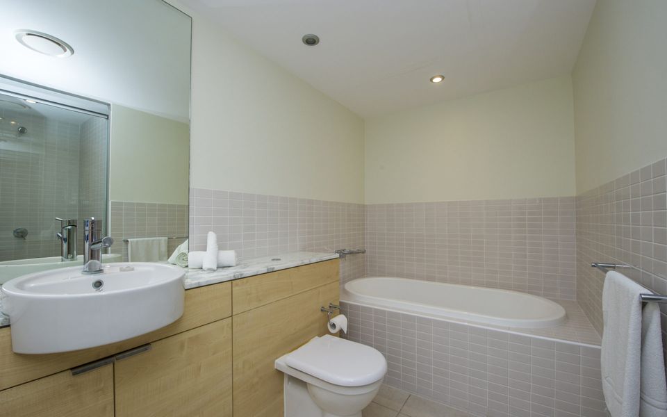 Blue on Blue Apartment 813 - Main Bathroom