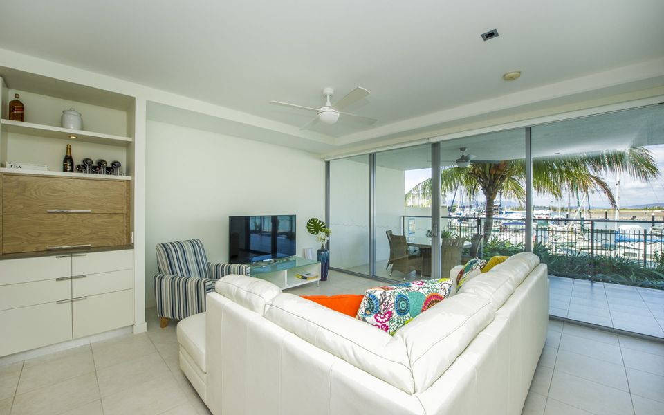 Blue on Blue Apartment 912 - Living Area