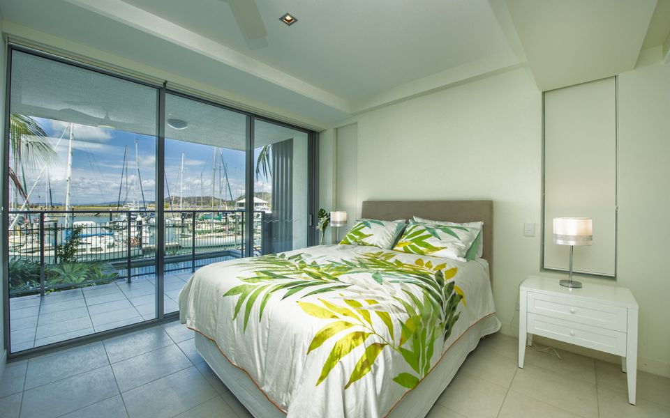 Blue on Blue Apartment 912 - Master Bedroom