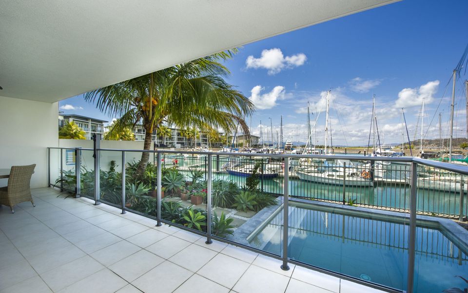 Blue on Blue Apartment 912 - Balcony