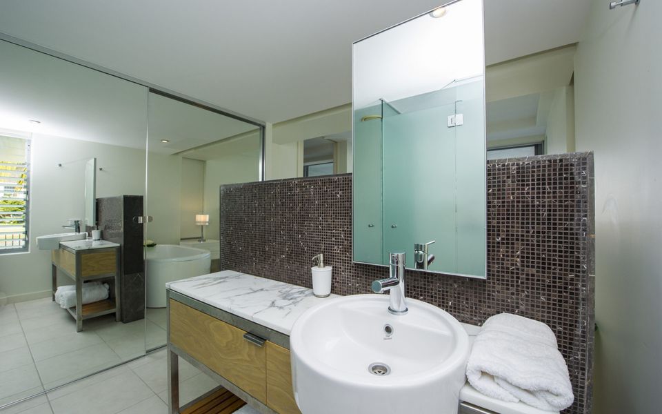 Blue on Blue Apartment 912 - Master Bathroom