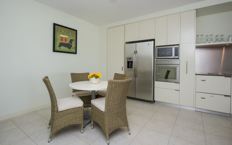 Blue on Blue Apartment 912 - Dining Area