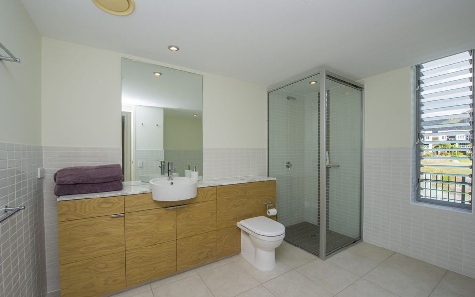 Blue on Blue Apartment 912 - Main Bathroom