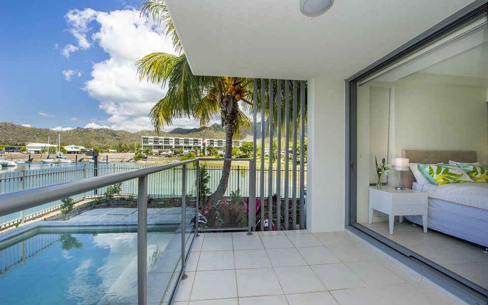 Blue on Blue Apartment 912 - Balcony