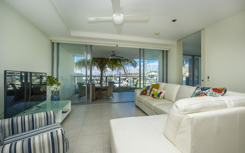 Blue on Blue Apartment 912 - Living Area