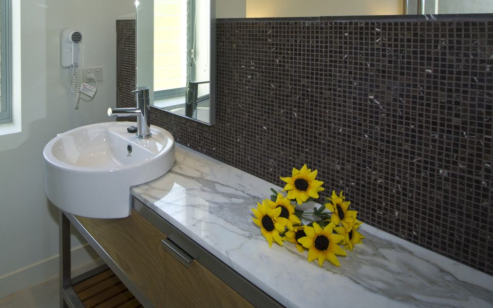 Blue on Blue Apartment 921 - Master Bathroom