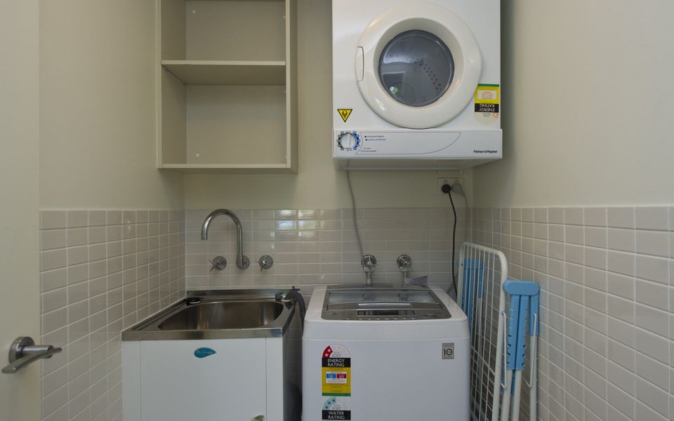 Blue on Blue Apartment 921 - Laundry