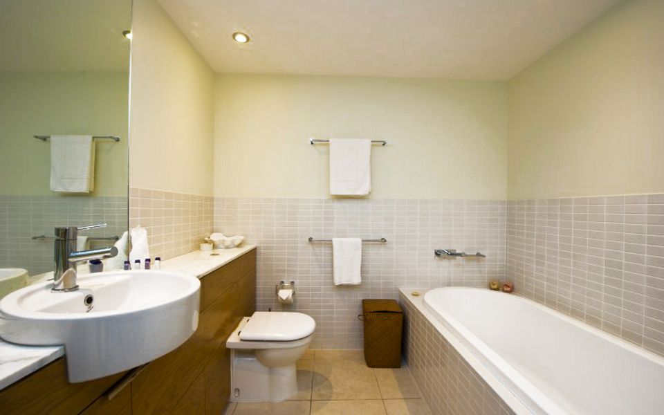 Blue on Blue Apartment 934 - Main Bathroom